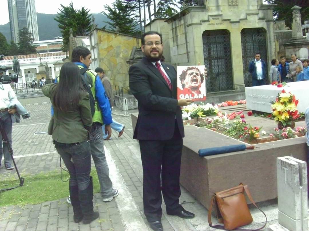 luisaurelio74's tweet photo. Compartiendo con Juan Manuel Galán Pachón ante la tumba de su padre Luís Carlos Galán Sarmiento en el cementerio Central de Bogotá. 

Siempre firmes en el Ideario Liberal Galanista...!!! https://t.co/EVXNoHACax