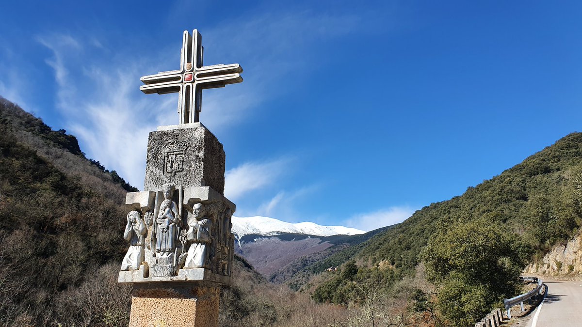 Eduard_Lpz's tweet photo. Visita al #MonasteriodeValvanera para ver a nuestra Madre y Patrona la #VirgendeValvanera. Precioso día. Una vez más #gracias a la comunidad de monjes del @Verbo_Encarnado por su acogida y por la gran labor que realizan. Abrazo agradecido y mi 🙏🏻
#valvanera #ive #verboencarnado https://t.co/bDkP4xLHUJ