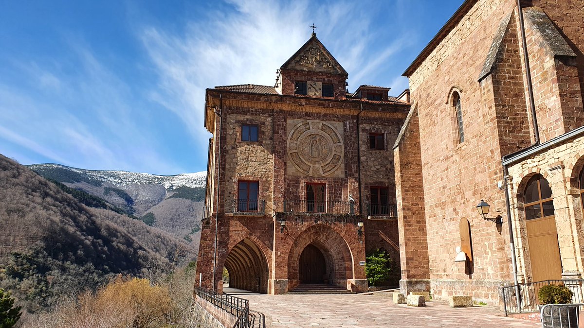 Eduard_Lpz's tweet photo. Visita al #MonasteriodeValvanera para ver a nuestra Madre y Patrona la #VirgendeValvanera. Precioso día. Una vez más #gracias a la comunidad de monjes del @Verbo_Encarnado por su acogida y por la gran labor que realizan. Abrazo agradecido y mi 🙏🏻
#valvanera #ive #verboencarnado https://t.co/bDkP4xLHUJ