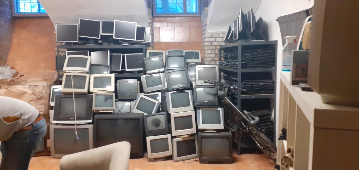 KonesAcademy's tweet photo. I'm at a wrecking room in Budapest. This is what we've got to smash.

Forgive me 🙏 https://t.co/fudMyh0dyV