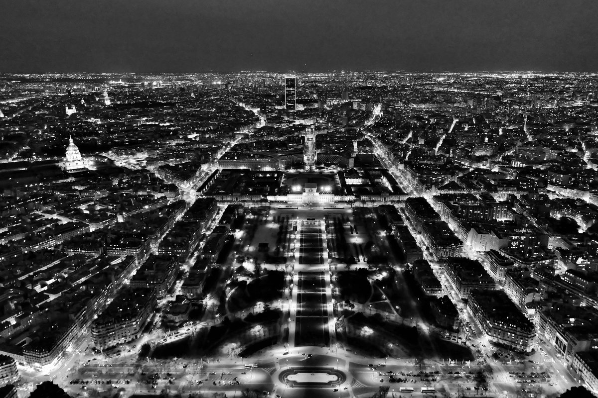 xtraordinarydr's tweet photo. "La Ville Lumière", one of my best work. 

It took me 3+ hours on the top of the Eiffel Tower occupying the same spot as I wanted to capture the iconic Jardins du Trocadéro during the day and night. Was a poor student, could only afford 1 visit.

#NFTphotographyMY @pentas_io https://t.co/ymeLmJqQ8I
