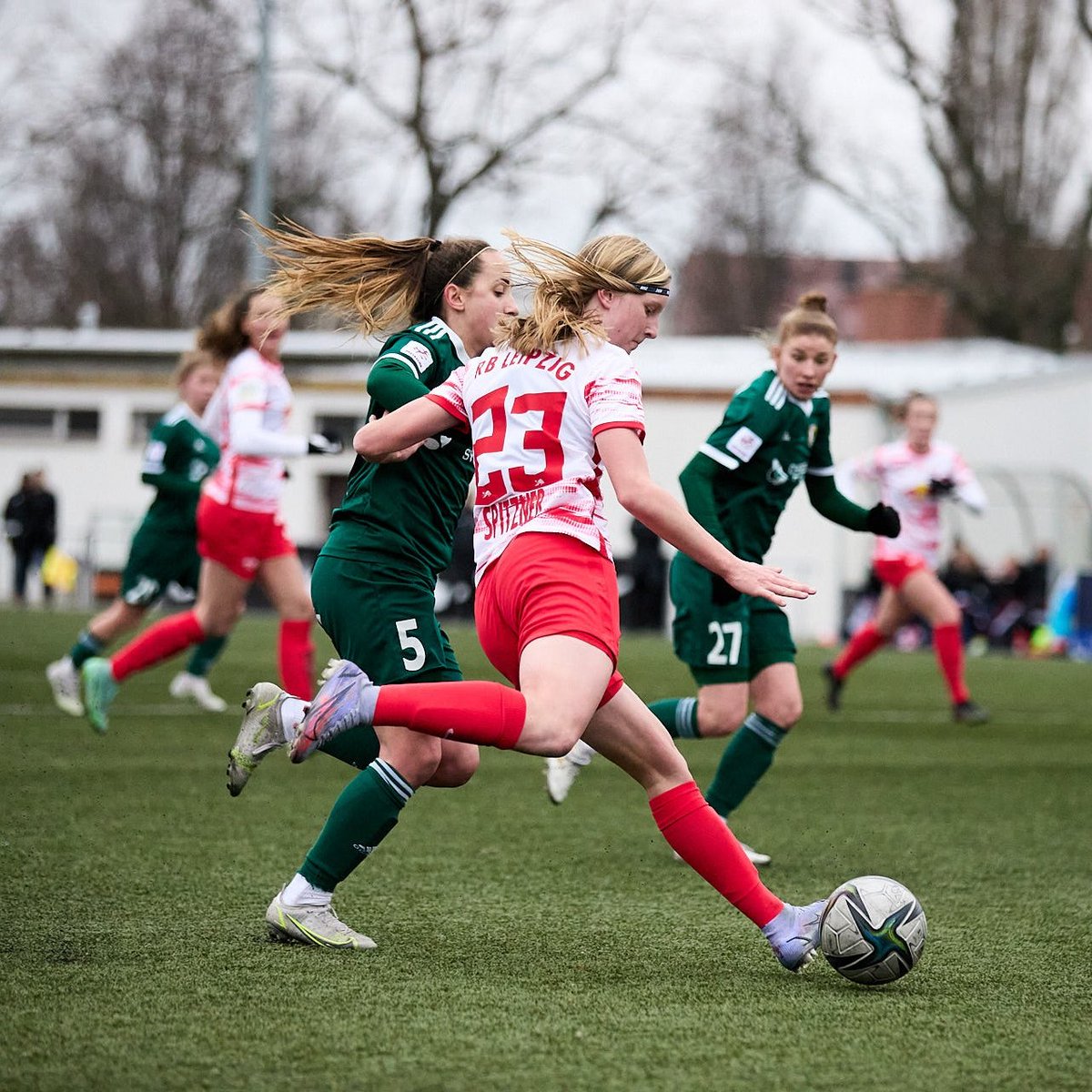 RBLeipzig's tweet image. 🔜 Unsere #RBL-Frauen empfangen morgen die U20 vom FC Bayern München!

Trainerin Katja #Greulich muss dabei auf einige Spielerinnen verzichten. Alle Infos dazu findet ihr im Vorbericht:

➡ rbl.team/RBL-Frauen-FCB

⏰ Anstoß: 11.00 Uhr 
📍 Stadion am Bad

#RBLeipzig 🔴⚪