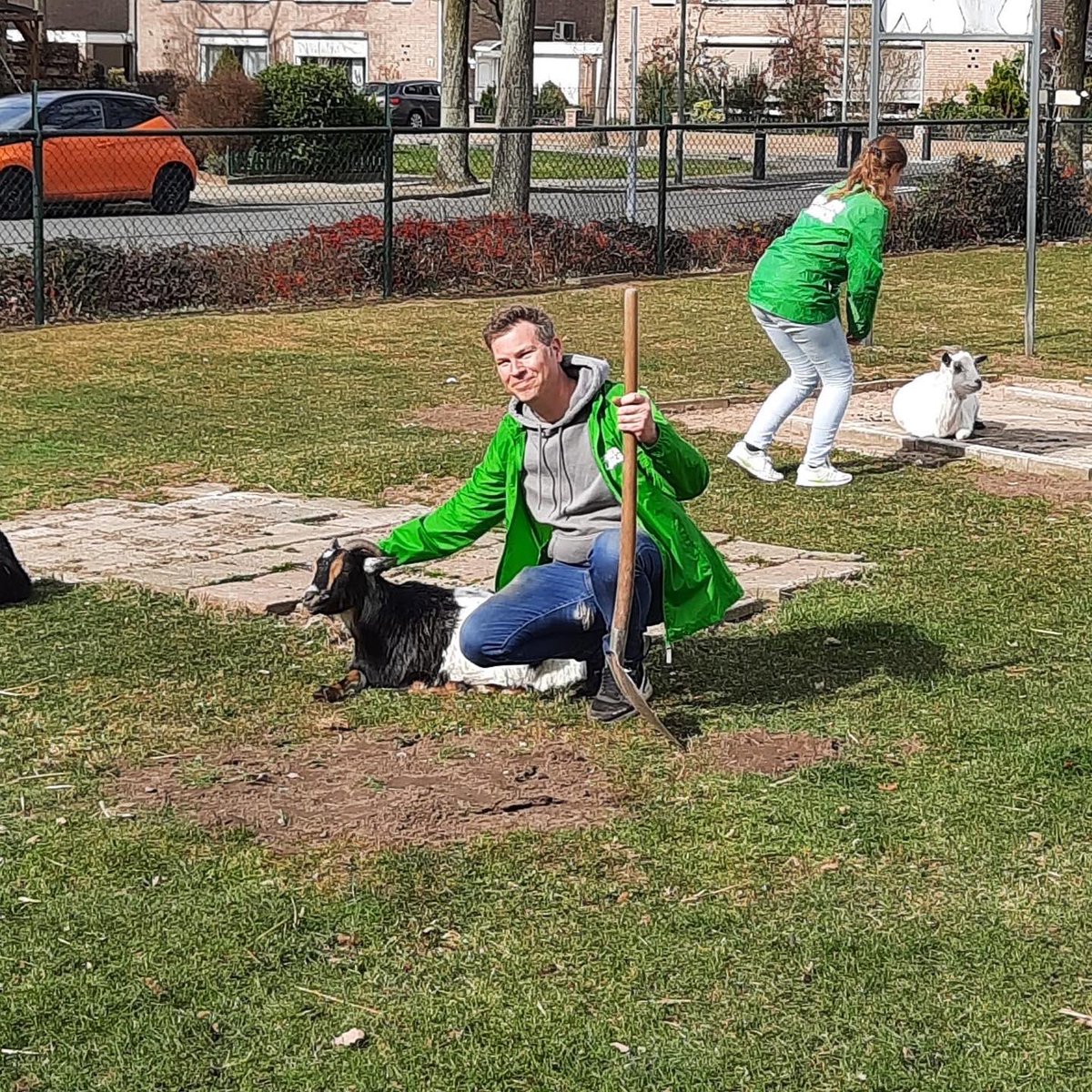 Vandaag hebben Kristel en <a href="/vanDijkTim/">Tim van Dijk</a> meegeholpen op de kinderboerderij op de #Donderberg voor #NLdoet!