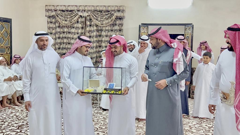 balmfdly38's tweet photo. يعجز لساني عن شكركم بما قدمتم وعملتم اخواني.
ادامكم الله لي عونًا وذخرًا وسنداً وتاجاً على راسي.
 (رحم الله والدنا الكريم واسكنه فسيح جناته فما وصلنا لهذا اليوم الا كان بدعمه رحمه الله) https://t.co/uNdrz365ex