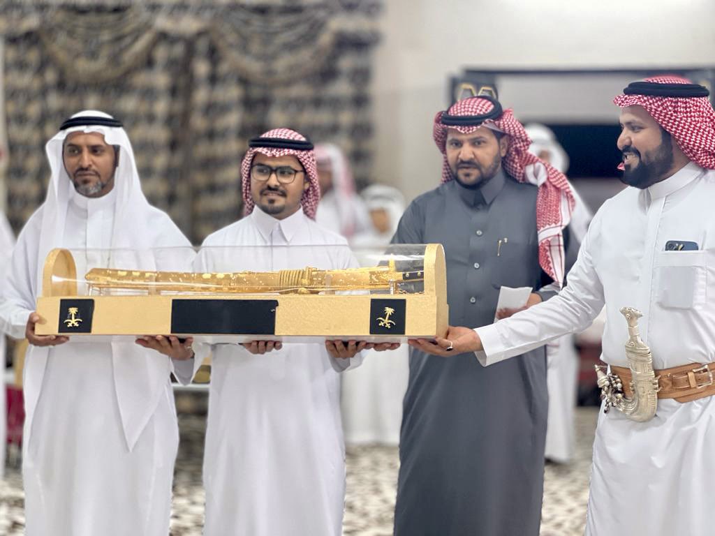 balmfdly38's tweet photo. يعجز لساني عن شكركم بما قدمتم وعملتم اخواني.
ادامكم الله لي عونًا وذخرًا وسنداً وتاجاً على راسي.
 (رحم الله والدنا الكريم واسكنه فسيح جناته فما وصلنا لهذا اليوم الا كان بدعمه رحمه الله) https://t.co/uNdrz365ex