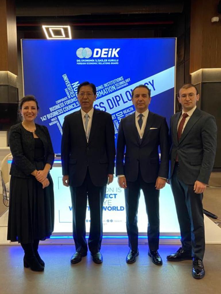 #AntalyaDiplomacyForum'da @ChinaEmbTurkey  Büyükelçisi Liu Shaobin standımızı ziyaret etti. 

Türkiye-Çin İş Konseyimizin hazırladığı 'Kuşak Yol’ Araştırma Raporu ile faaliyetleri değerlendirildi.

🇹🇷🇨🇳
#MEET4DIPLOMACY
#İşimizTicariDiplomasi