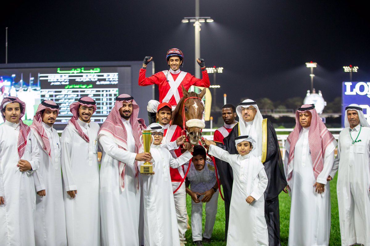 horsesnewsnet's tweet photo. #نادي_سباقات_الخيل
#موسم_الرياض
#الحفل_89 
#الشوط_10
كأس الهيئة العامة للموانىء 
الفائز/ فايتر إبن OFFICIAL FLAME
المالك/ متعب بن بدر بن شريم 
المدرب / مشعل بن شريم 
الخيال/ عبدالعزيز الموسى 
المنتج/ احمد محمد فستق
المسافة / 1400م
الزمن : 1:25.98
#صحيفة_الفروسية https://t.co/B0QdieJFEY