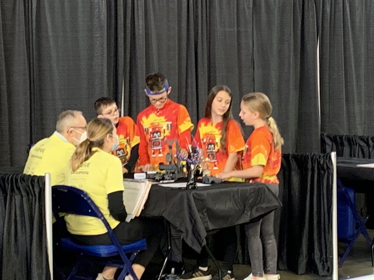 Cougarbots explain the engineering design during the team interview. Go Cougarbots! #Proud2bMIS ⁦<a href="/MISPrincipal/">Maxwell Intermediate School Principal</a>⁩ ⁦<a href="/miscougarbots/">miscougarbots</a>⁩ ⁦<a href="/MIS__AP/">Lisa Leliaert</a>⁩