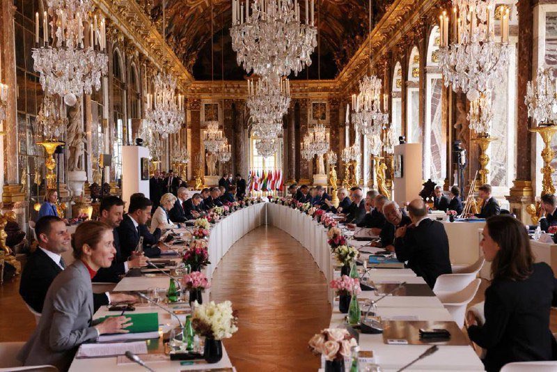 PIERREMAURIN's tweet photo. Mal à l’aise de voir cette réunion dans ce lieu fastueux, a l’heure où les ukrainiens sont bombardés, où plusieurs millions d’entre eux se réfugient en #Europe. Et aucun accord de paix a l’horizon #Ukraine #StandUkraine #Versailles https://t.co/Dgi7j0ZbY0