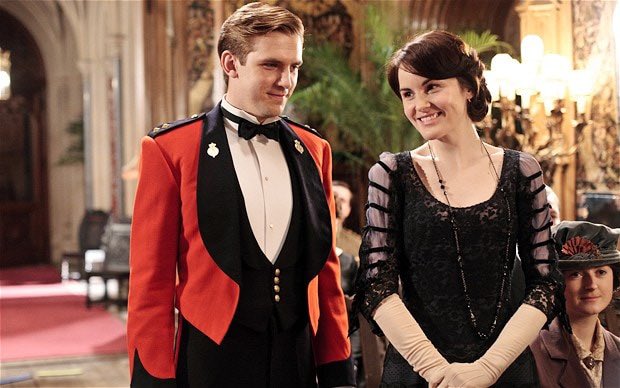 FuYuSnoW's tweet photo. เธรด #ซีรี่ส์หนังพีเรียดที่ชอบ (1) Downton Abbey (6SS ยาวๆ ไปเลยจ้า) เรื่องนี้ไอเลิฟฟ ตอนดูคือติดมากก โคตรสนุก ทุกอย่างดีไปหมด รักแมทธิว พ่อพระเอกคนดีมาก ดูจบนี้เคว้งไปเลย ไม่อยากให้จบ บทดี มีความเสียดสีชนชั้น เนื้อเรื่องเข้มข้น พาร์ทความรักก็โคตรโรแมนติก ไม่ผิดหวังง https://t.co/UjEoBUS8Ld