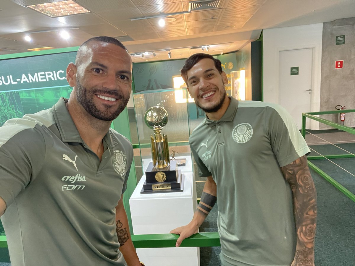 Palmeiras's tweet photo. Selfie com a taça! ✅🤳🏆

#AvantiPalestra https://t.co/JXNyNIRMqf