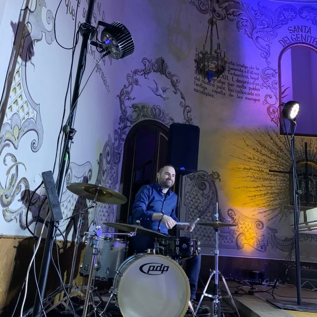 Jazzulmusic's tweet photo. Molt content@s! 🎊🌈 ♥️ Gràcies a tot@ el públic@ que va venir al concert, tot i la pluja, a viure la nostra música en espai tan preciòs com la Capella de Fàtima!‼️🎪💥 Gràcies al fantàstic equp  @culturaelvendrell 😍 ❤️ @telelux_eventos per les llums!  
#jazzulpowertrio 🥁🎙️🎧 https://t.co/GSUiT0wWzA