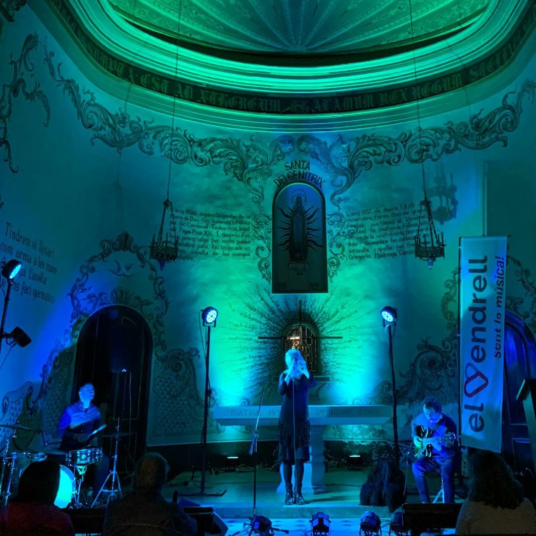 Jazzulmusic's tweet photo. Molt content@s! 🎊🌈 ♥️ Gràcies a tot@ el públic@ que va venir al concert, tot i la pluja, a viure la nostra música en espai tan preciòs com la Capella de Fàtima!‼️🎪💥 Gràcies al fantàstic equp  @culturaelvendrell 😍 ❤️ @telelux_eventos per les llums!  
#jazzulpowertrio 🥁🎙️🎧 https://t.co/GSUiT0wWzA