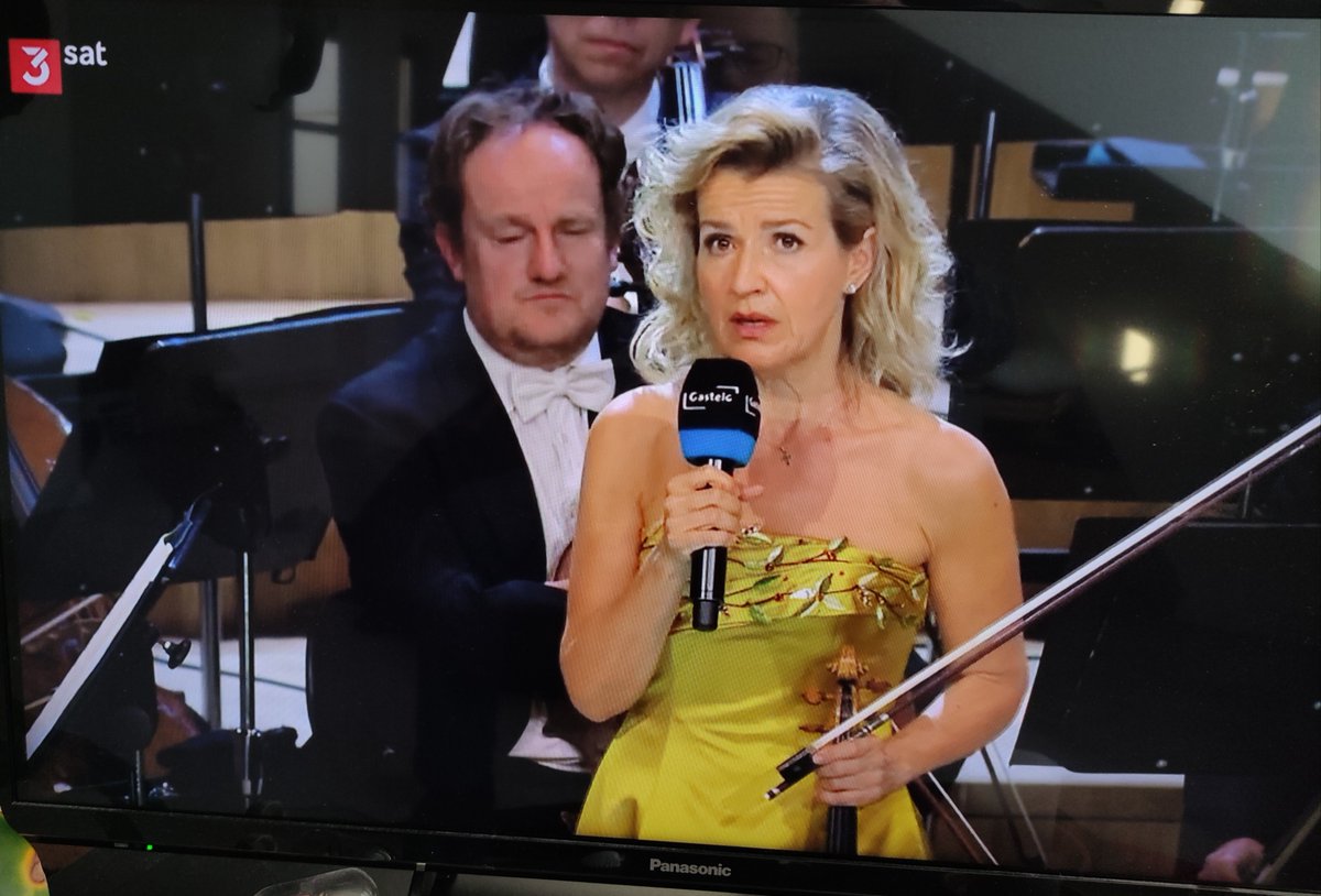 Saltytrees's tweet photo. @3sat @SavetheChildren @GasteigMuc @Munich_Phil "Wir müssen uns mit unserer Musik gegen die Grausamkeit stemmen" - Anne Sophie Mutter spielt nach ihrer ergreifenden Beethoven-Interpretation zusammen mit dem russischen Bratschisten Vladimir Babeshko Mozart. "Unser Gebet für die Opfer des Krieges"... #SavetheUkraine https://t.co/LY7lViI6Qz