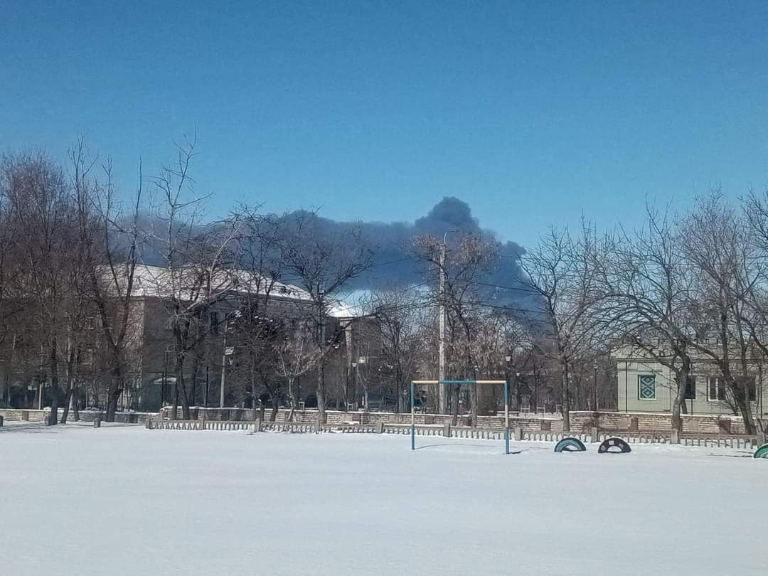 Горят склады сырья Рубежанского картонно тарного завода.