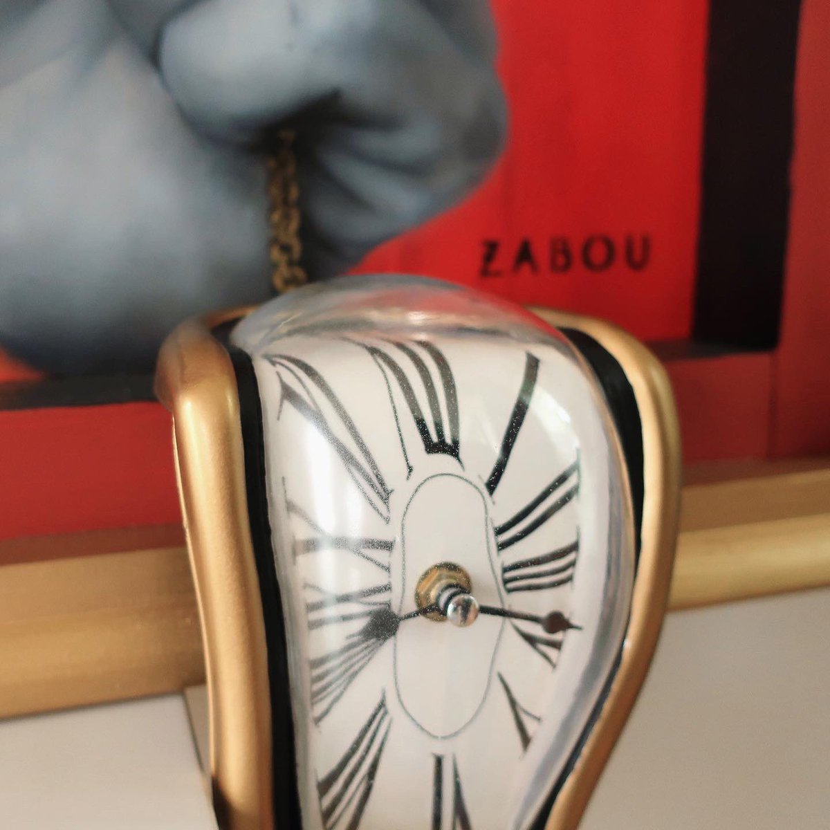 zabouartist's tweet photo. 🇬🇧: Salvador Dali and his melted clock! ⏰👀 Artworks are available at @saatchi_gallery https://t.co/4L8Kj0gbv2

• “In Their Eyes” - March 2nd-27th 2022, free entry, open everyday 10-6pm • 

📸: Photo 1 by @StreetArtAtlas - 2,3 by Zabou https://t.co/MHnMoqBvoO