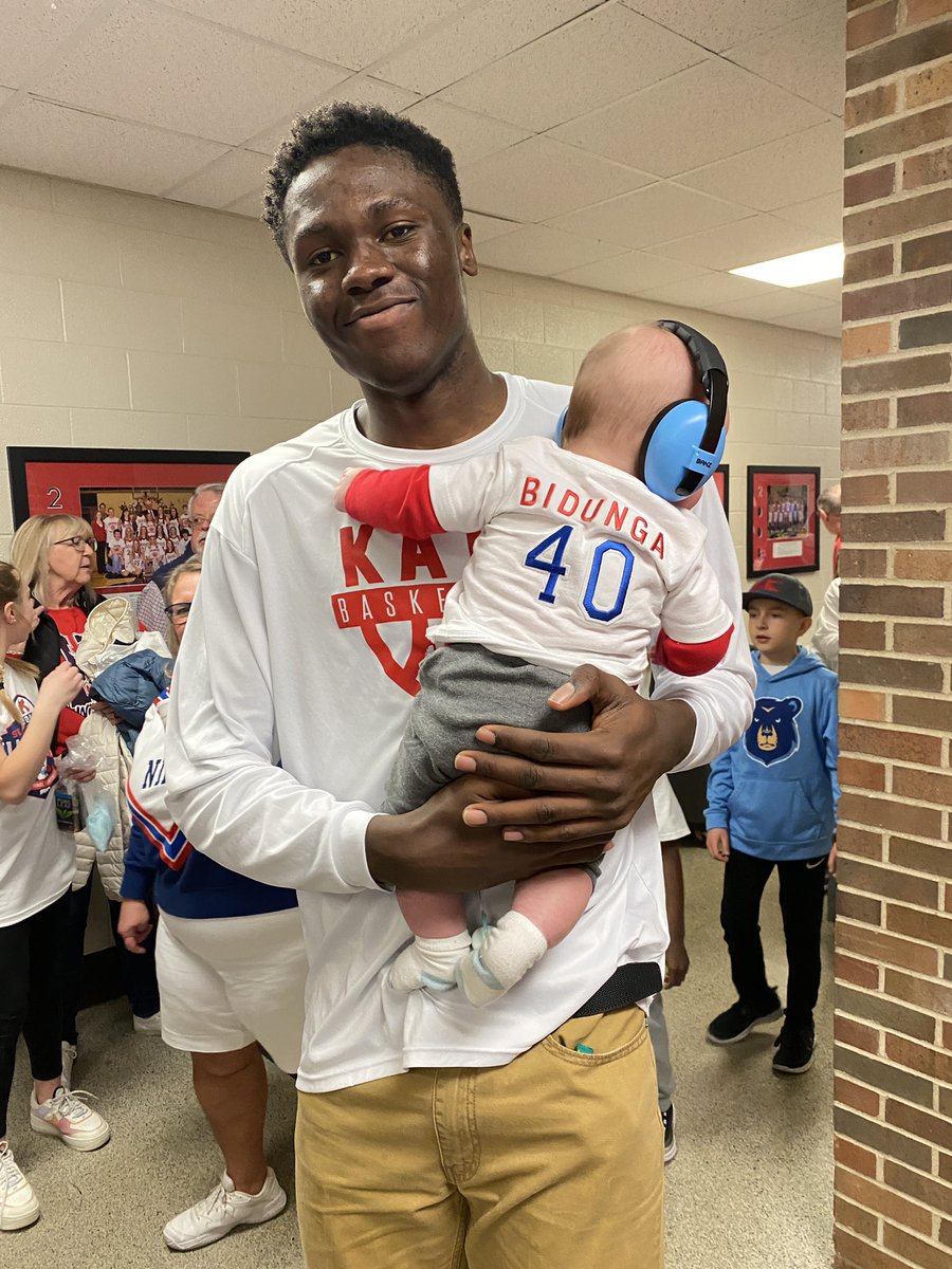 Kats_Principal's tweet photo. #bidunga our little KATS love our big Kat! https://t.co/LKr9mYJHgY
