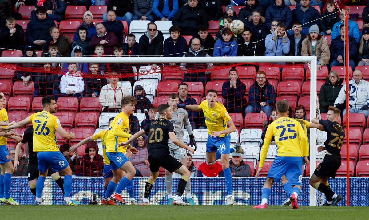 SunderlandAFC's tweet photo. 77' Crewe concede an indirect free-kick inside the box due to timewasting, but Clarke's effort is blocked. 

[0-0]

#SAFC | #SUNCRE https://t.co/4PC9HafObV