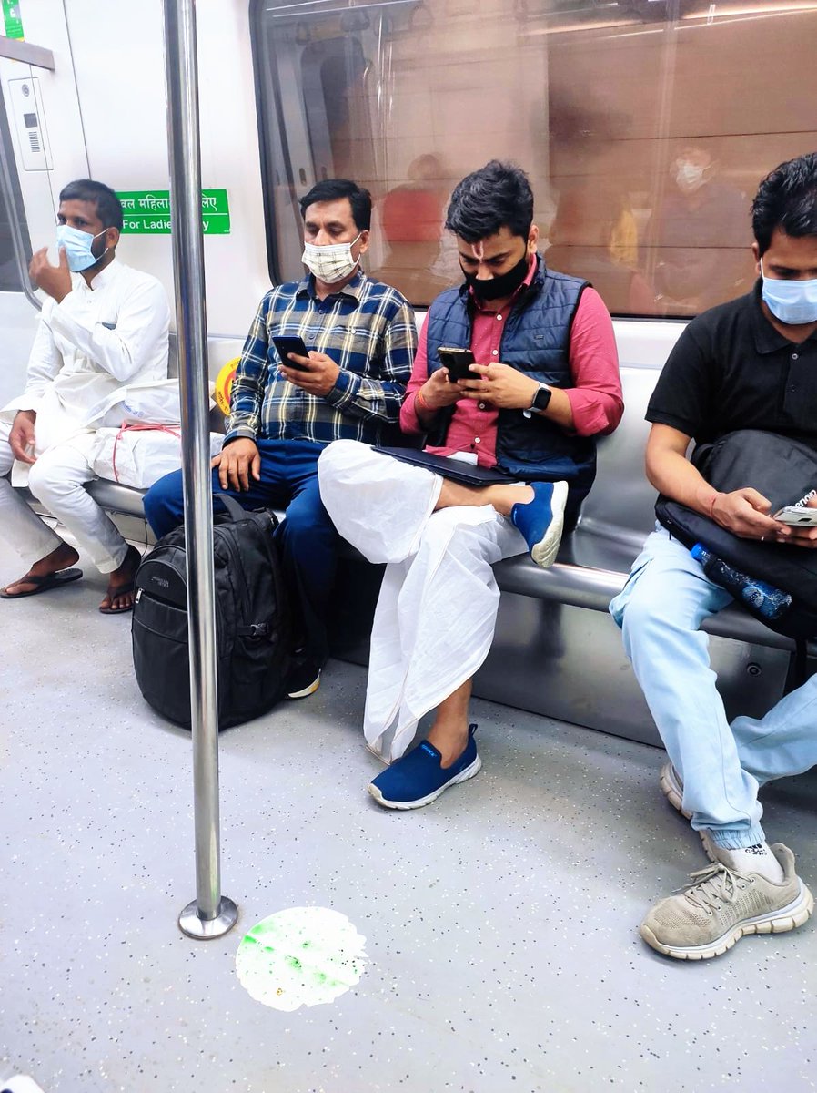 धोती और तिलक शर्म का नहीं गर्व का विषय है। 

पारंपरिक परिधान में अपने कॉलेज जाते हुए...!