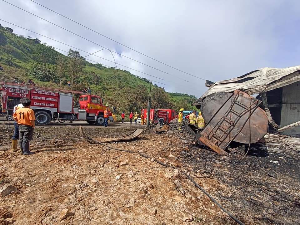 Bomberoscanar's tweet photo. 🔥En horas de esta mañana se alerta un accidente de tránsito de un vehículo de transporte de combustible lo cual desencadeno un incendio estructural afectando 2 viviendas en el Sector Surales de la parroquia Ducur del Cantón Cañar más información en: https://t.co/A8yfhK0H35 https://t.co/pkICH0nI6T