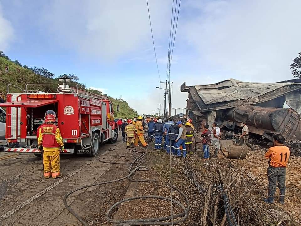 🔥En horas de esta mañana se alerta un accidente de tránsito de un vehículo de transporte de combustible lo cual desencadeno un incendio estructural afectando 2 viviendas en el Sector Surales de la parroquia Ducur del Cantón Cañar más información en: m.facebook.com/story.php?stor…