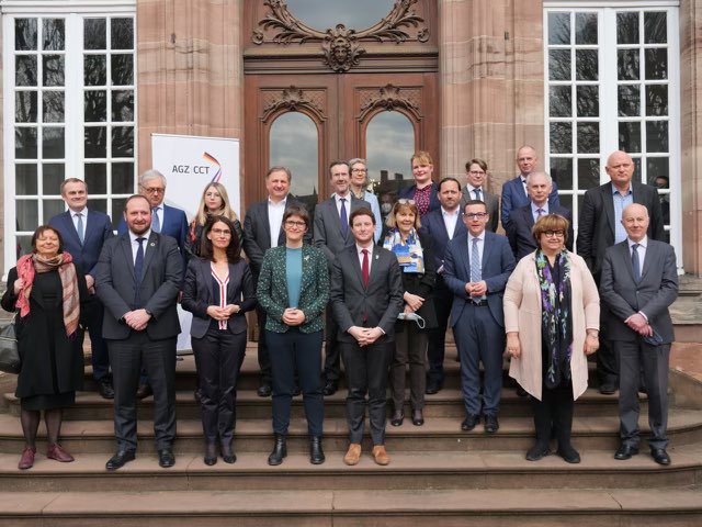 AnnaLuehrmann's tweet photo. Wichtiger Dialog über Fortschritte &amp; Herausforderungen in der #Grenzregion beim 🇩🇪🇫🇷 Ausschuss für grenzüberschreitende Zusammenarbeit #AGZ. Angesichts des Krieges in Europa wird die historische Bedeutung der 🇩🇪🇫🇷 Versöhnung für den Frieden besonders deutlich. https://t.co/L6r26u9Msk
