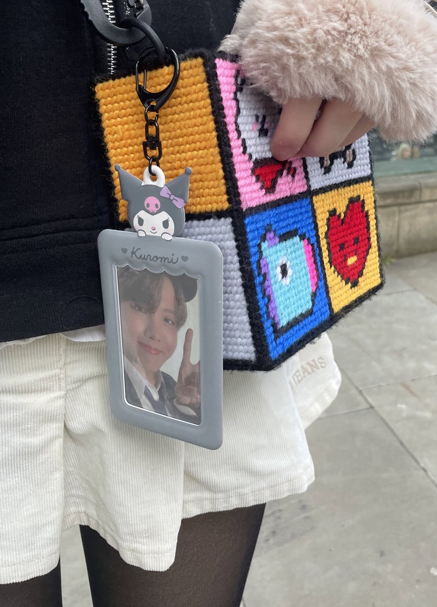 hoesoks's tweet photo. handmade unif inspired bt21 bag for #PTD_ON_STAGE_SEOUL live :-) 💛💗🤍💙 https://t.co/87jLN24OSr