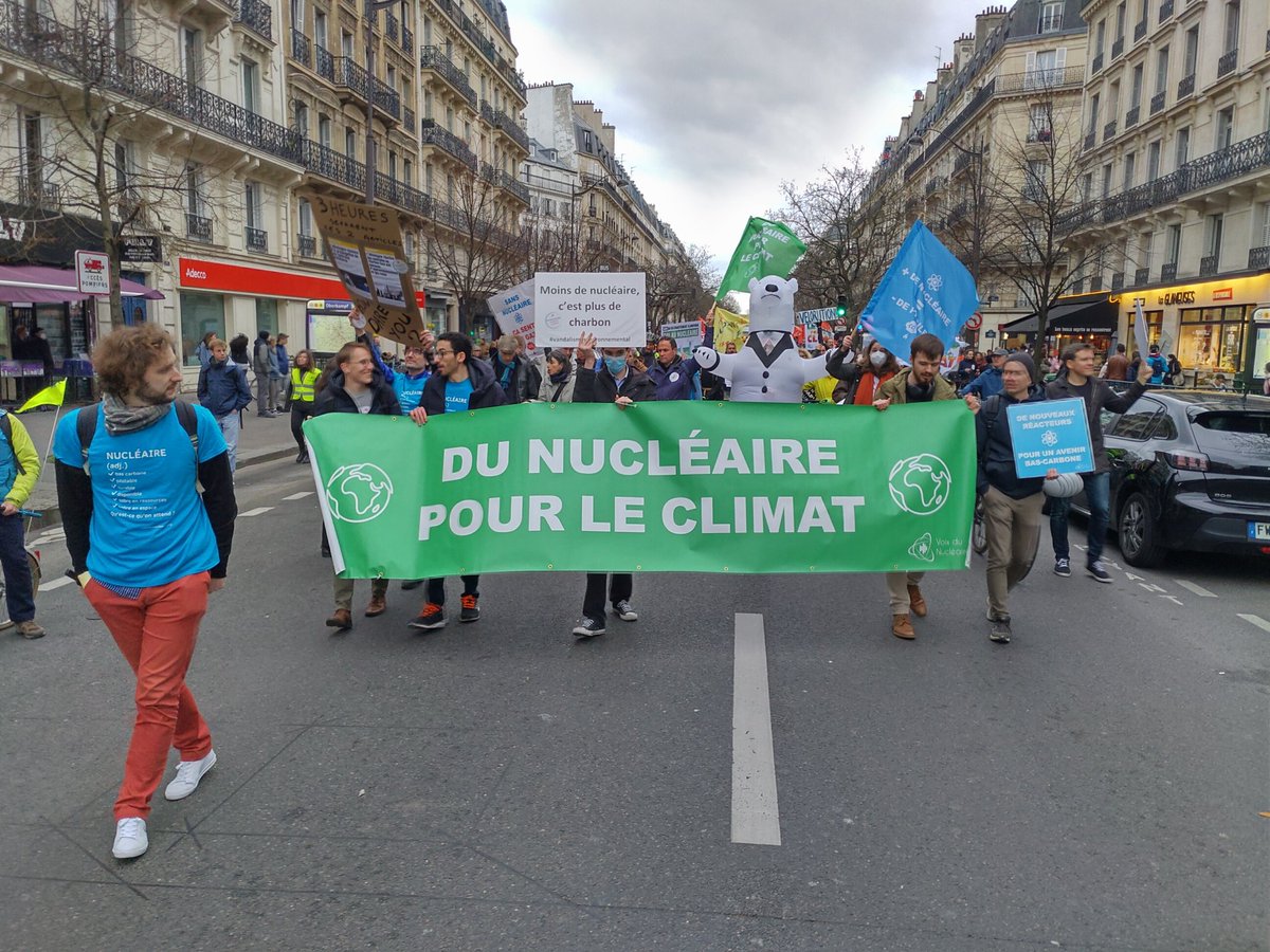 Arrivée à #République
De l'énergie propre pour tous, tout le temps, et pour longtemps 💚 !
#MarcheClimat #LookUp #Paris