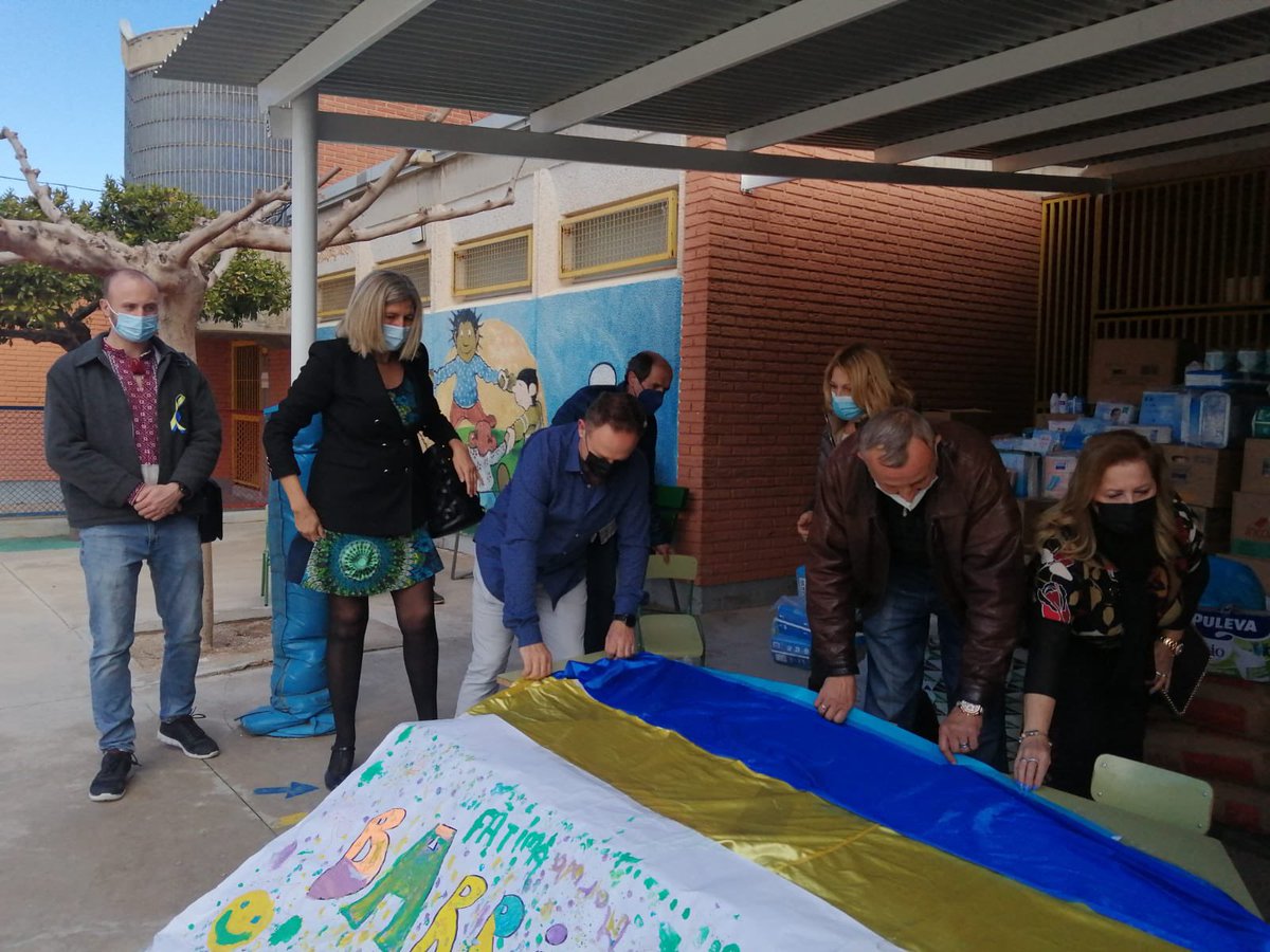 MerBernabe's tweet photo. Extraordinaria generosidad y, si cabe, más solidaridad de los vecinos de #Barriomar con el pueblo #Ucraniano
Recogida de alimentos, medicamentos y otros enseres
Con @JuanjoPedaneoBP y vecinos del barrio https://t.co/4vQNup0g1e
