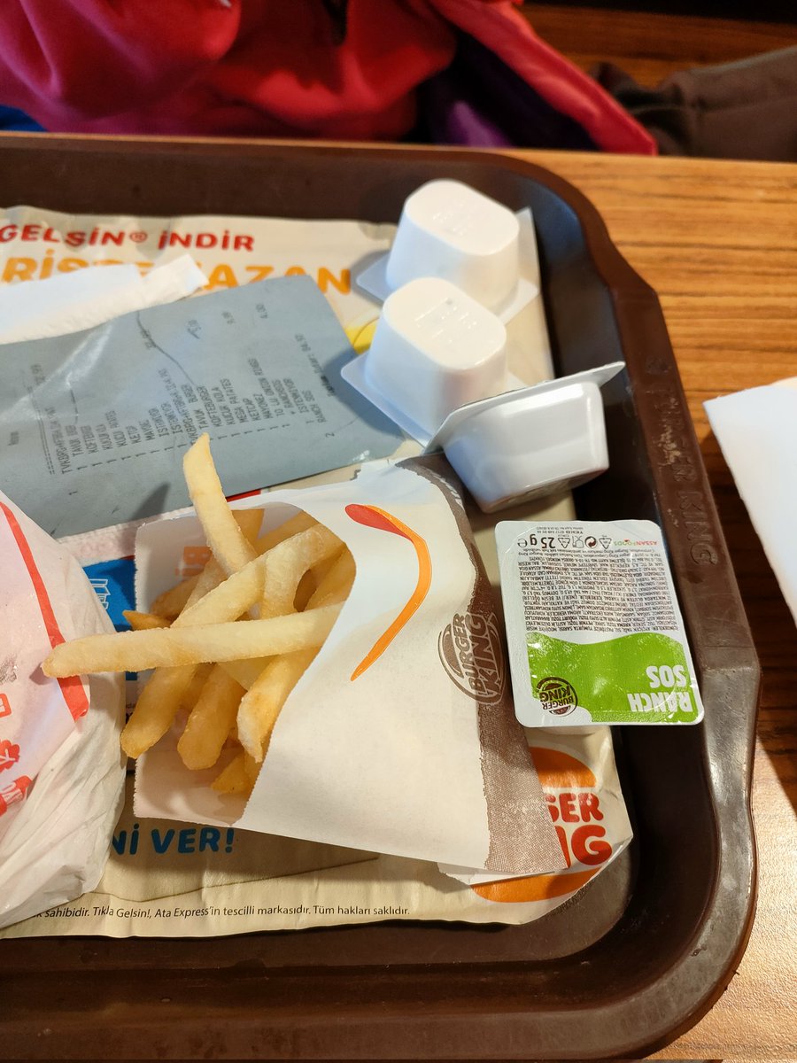 Menü fiyatını zamladınız anladık peki bu 3 yaşında çocuğu bile doyurmayacak boyuta düşürmek ne oluyor ? <a href="/BurgerKingTR/">Burger King Türkiye</a>