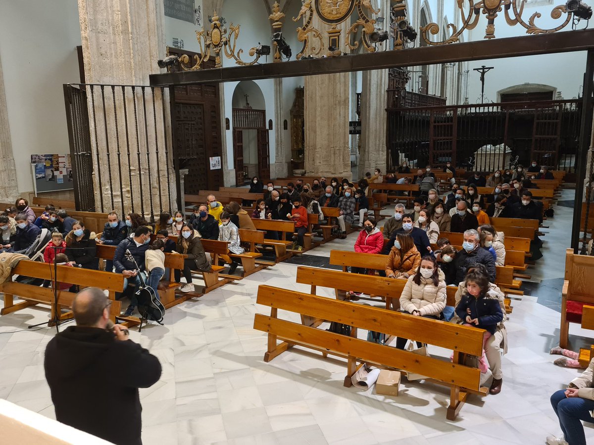 Comenzamos el retiro con la oración de familias con Don Joaquín Garrigos.

"No nos cansemos de hacer el bien en la caridad activa hacia el prójimo"