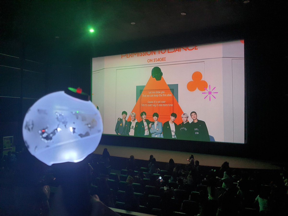 jM_dZ15's tweet photo. 💜💜💜💜
#PTDLIVEVIEWING 
#PTD_ON_STAGE_SEOUL_day2 
#PTD_ON_STAGE_SEOUL 
#BTSPermissionToDanceOnStage 
#PTD_ON_STAGE 
#BTS_PTD_ON_STAGE_SEOUL 
#PTD_ON_STAGE_LV 
@bts_bighit @BTS_twt https://t.co/o5EgiQD1zl https://t.co/ZsLqnV4RND