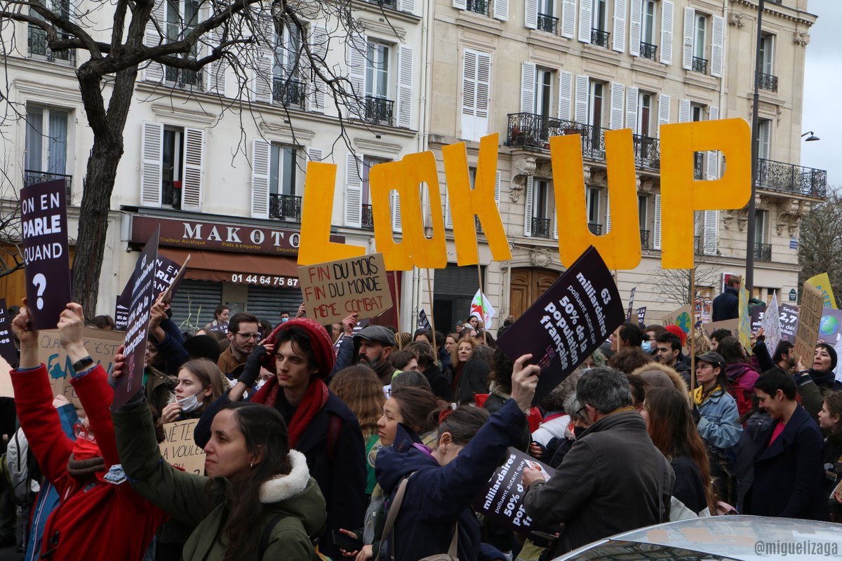 mizagav's tweet photo. Alerte rouge pour le #climat #LookUp #paris https://t.co/z4oFeQrF4B