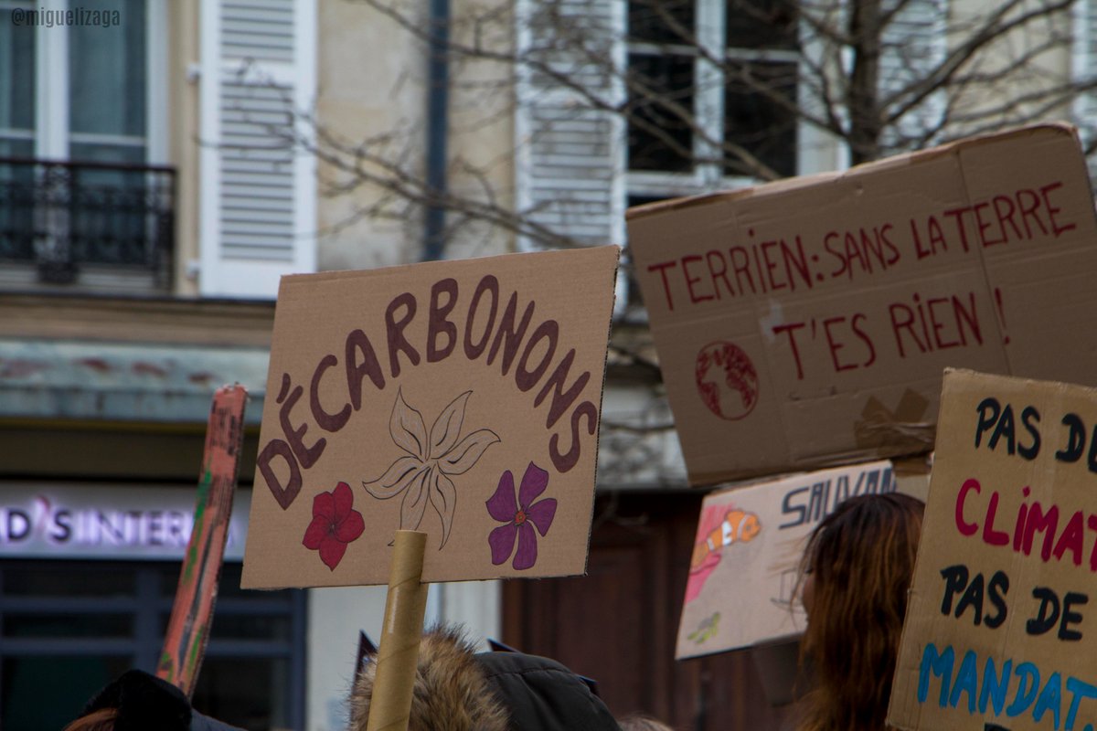 mizagav's tweet photo. Alerte rouge pour le #climat #LookUp #paris https://t.co/z4oFeQrF4B