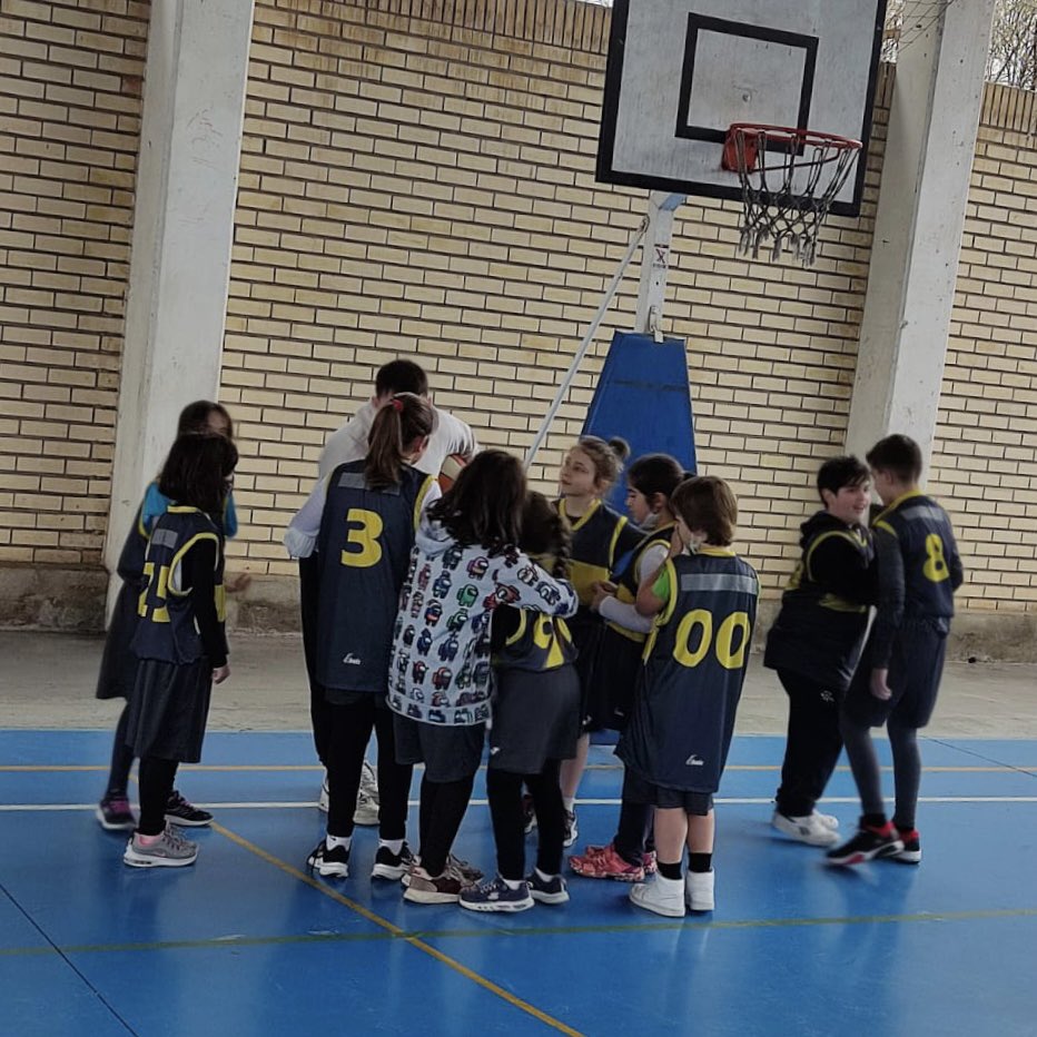 AfaMdc's tweet photo. Que concentrats estaven els nostres nois i noies abans del partit contra la Seda d'aquesta setmana 🏀 

Sou un gran equip!!!

@escolamdcprat @GegantsMDC https://t.co/3NbxVTNeVd