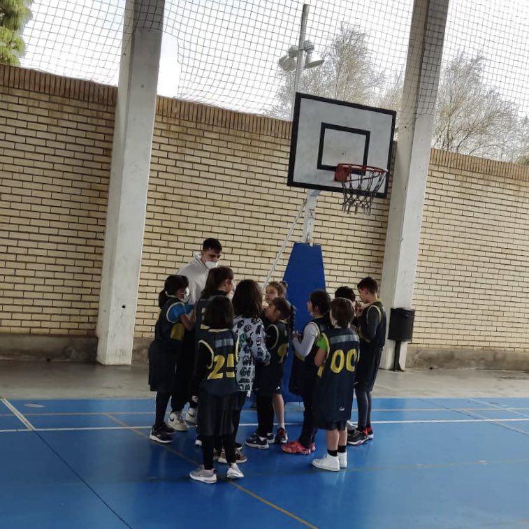 AfaMdc's tweet photo. Que concentrats estaven els nostres nois i noies abans del partit contra la Seda d'aquesta setmana 🏀 

Sou un gran equip!!!

@escolamdcprat @GegantsMDC https://t.co/3NbxVTNeVd