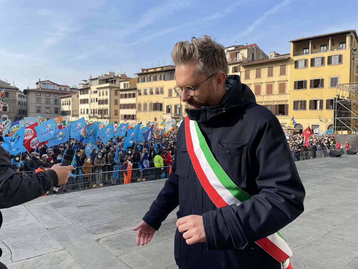 matteolepore's tweet photo. In una splendida piazza Santa Croce a #Firenze con @DarioNardella e @EUROCITIES. Ho ricordato Piazza della Libertà a #Kharkiv, città gemellata con #Bologna. Una delle più grandi e gremite piazze d’Europa, adesso vuota e sotto le macerie, straziata dai bombardamenti. https://t.co/Akqx2WBqmf