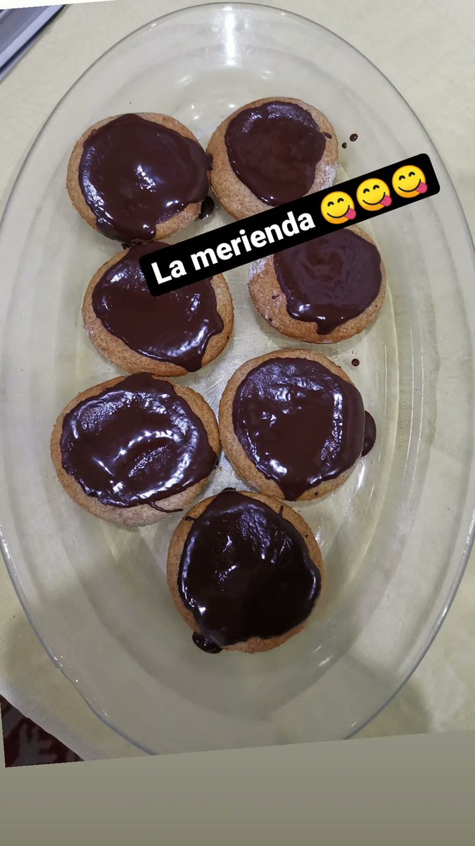 anuskaf74's tweet photo. #galletasCaseras con #chocolate
Así presta merendar!!! 😂😂😂 https://t.co/iAFCr2sioO