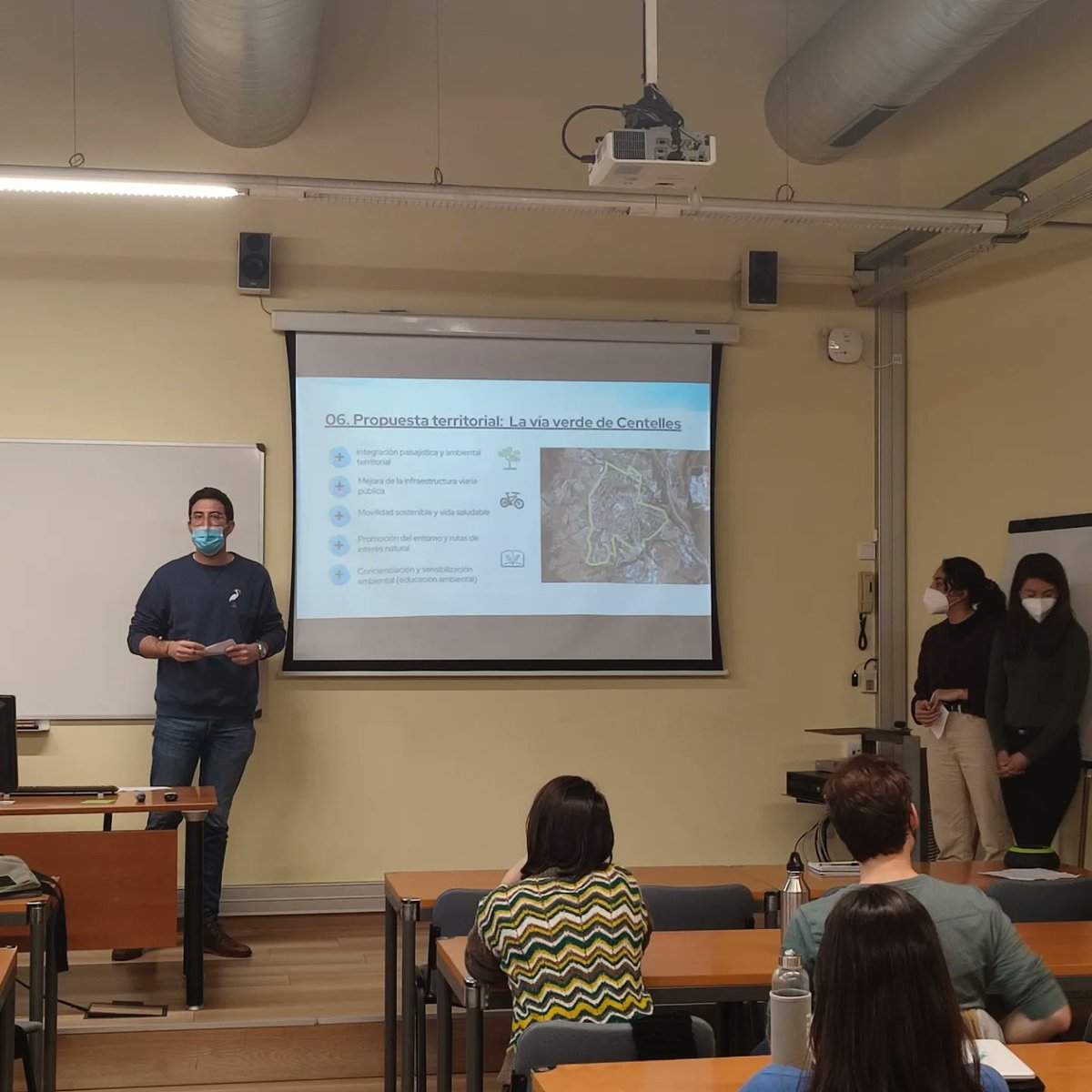 migaub30's tweet photo. Avui, els estudiants han presentat els DAFO's i les propostes d'intervenció i #gestióambiental a la
3a Tinenta d'alcalde i Regidora de #MediAmbient @aj_centelles, Neus Verdaguer Parès i al Tècnic de Medi Ambient, Marc Martín. Ha estat un matí molt productiu!! #Centelles https://t.co/oefYaYPMnV
