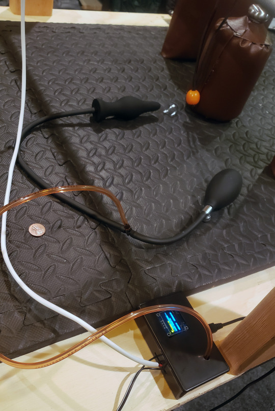 Master_H_51BDSM's tweet photo. 有人问SM DIY是玩什么的?给大家一个例子,网上有一个开源项目nogasm(无高潮),这是一位网友在它的基础上做出的原型.人在高潮前生殖器附近的肌肉都会收紧,通过对括约肌压力波动的检测,在高潮前一刻停止震动并电击,冲动褪去后重新开始震动,循环往复永无休止,把m对高潮渴望变成地狱 https://t.co/9SuonTu6CH