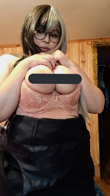 Tengo ganas de mostrarles las tetas 80 rt y 150 likes para desbloquear 👇👇👇 https://t.co/Lb2zOBq0Ga