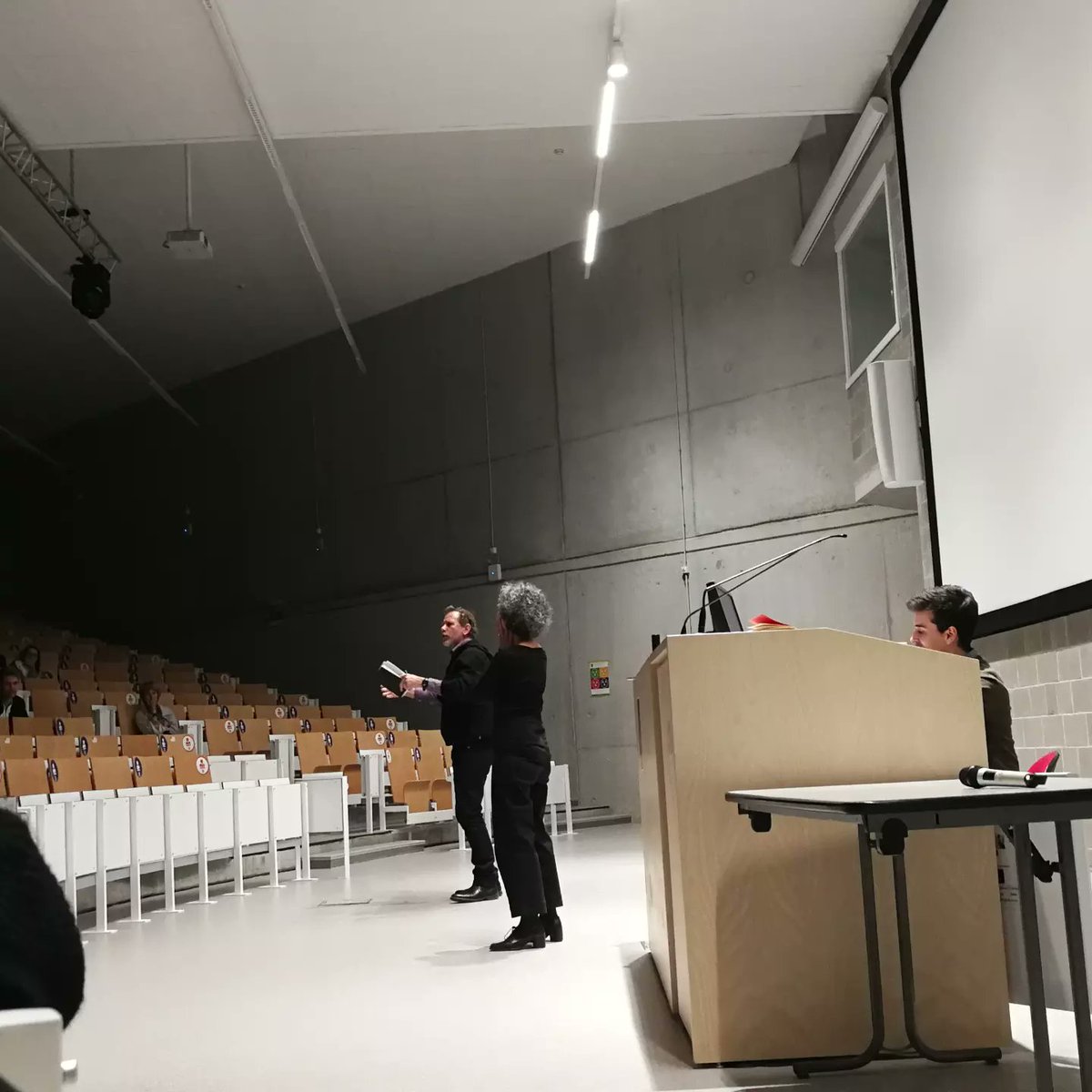 Combo lors du Congrès International de Kinésithérapie et de Rééducation :

- être invité pour la 1ère fois pour une plénière 😍

- avoir été une source d'inspiration importante pour la troupe de théâtre d'impro qui passait après 😂
#TicDePrésentation
#FautLireDesArticles

Merci !