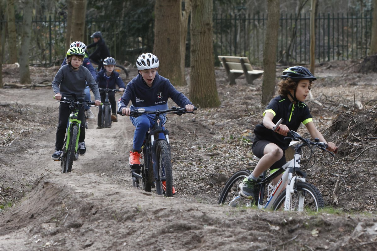 ’De hobbels zijn het leukst!’ Kids verkennen nieuw mountainbike parcours bij Wielertoerclub Huizen dlvr.it/SLZL0P