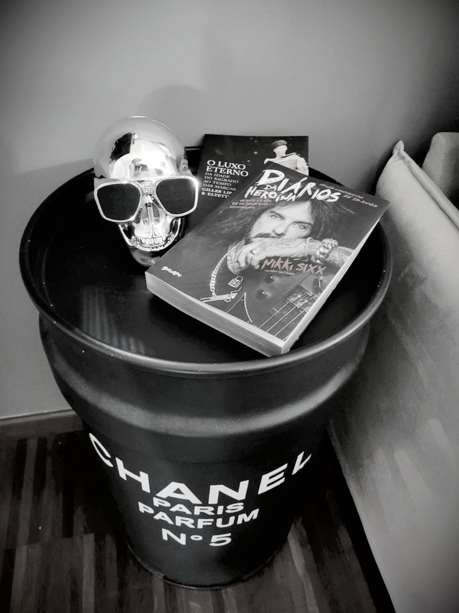 better_read's tweet photo. Rock &amp; fashion books = amazing blend🤘👠🎸
#heroindiaries 
#leluxéternel
#rock
#lifestyle 
#consumption
#phylosophy
#History https://t.co/bm9JrdTHPG