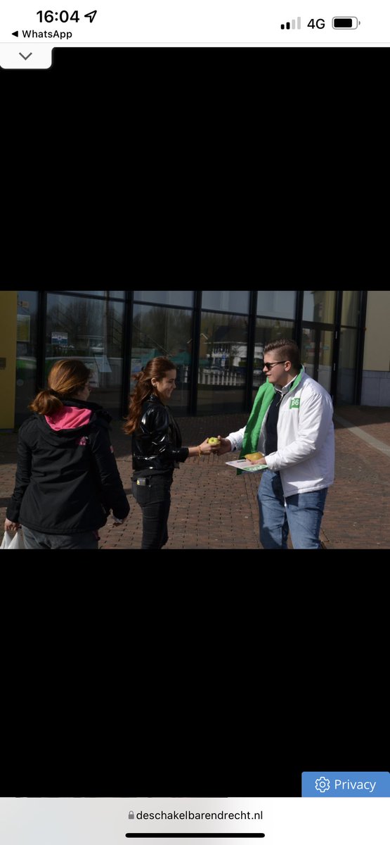 gabrielstweets_'s tweet photo. Laatste campagne weekend, woensdag iedereen naar de stembus! Lijst 7 plek 7💚 #D66barendrecht https://t.co/TqlB2roEeM