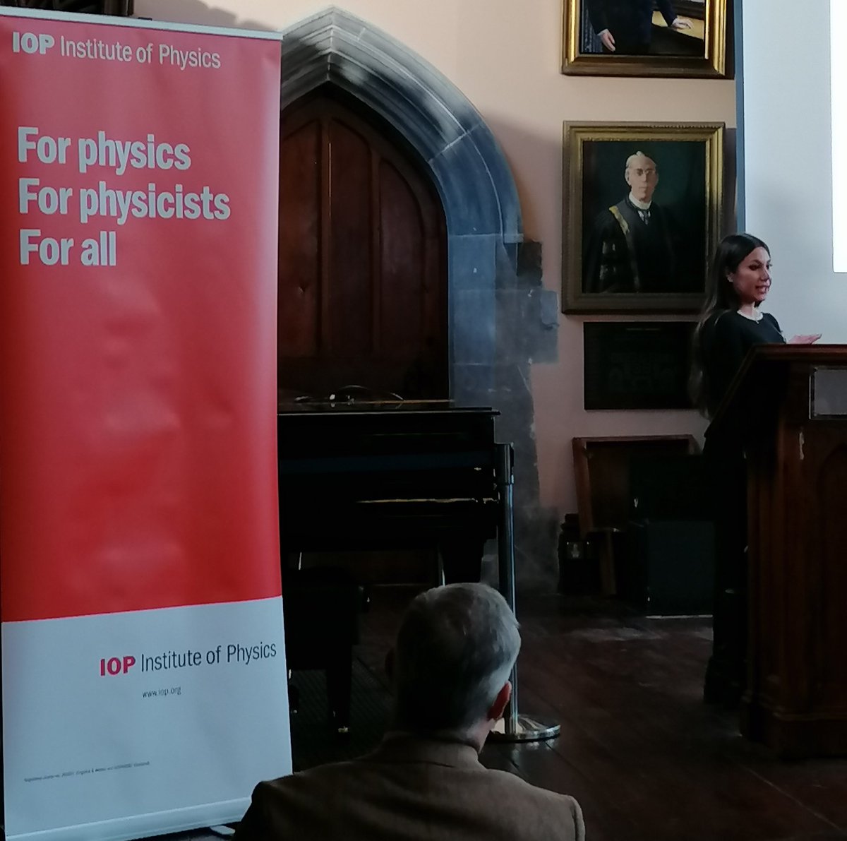 IOP_Ireland's tweet photo. Some of the other Rosse finalists presenting to #IOPSpring concludes our talks. On to the reception, entertainment from @sassyscience_, dinner and to reveal 2022 Rosse winner. https://t.co/cgFaMzeXNs