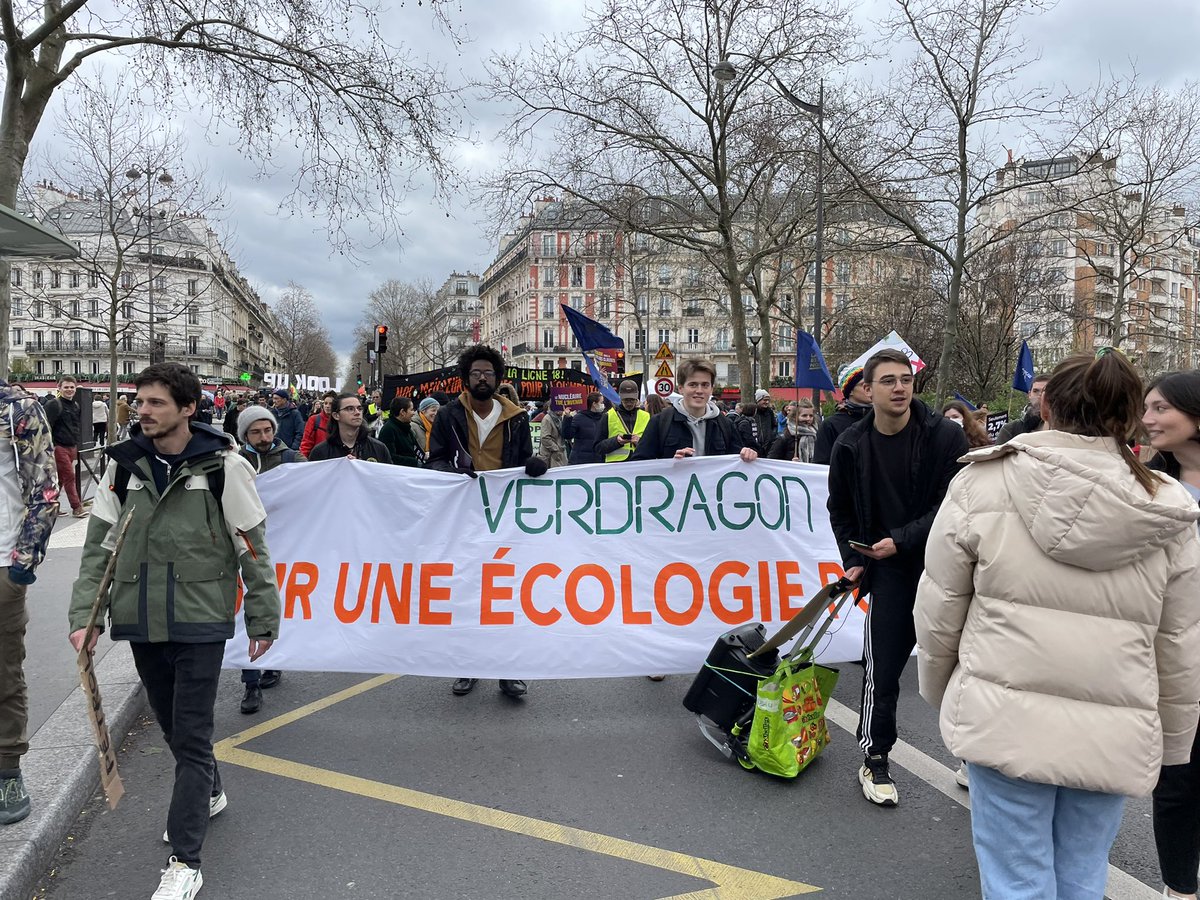 Présence de #bagnoletencommun à la #MarcheLookUp 
L’urgence climatique devrait être au cœur de nos débats. 
Elle est malheureusement reléguée sous un flot de propos réactionnaires.

A noter la présence en force de #Bagnolet, notamment autour de la banderole de #verdragon