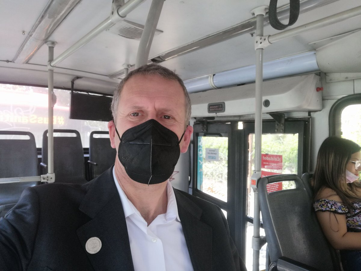 JuanCaMunozA's tweet photo. De vuelta del Tedeum usé el @metrodesantiago para ir a reunirme con la  embajadora de Turismo de Palestina (emocionante). Al terminar, preferí la micro. A diferencia de la
mañana, iba bastante más gente. Si puede, prefiera el transporte público. Haremos mejor ciudad. https://t.co/f2igbyT2fc