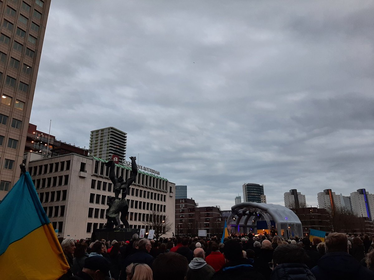 daandirf's tweet image. Veel mensen hier. Mooi. #Ukraine #rotterdam