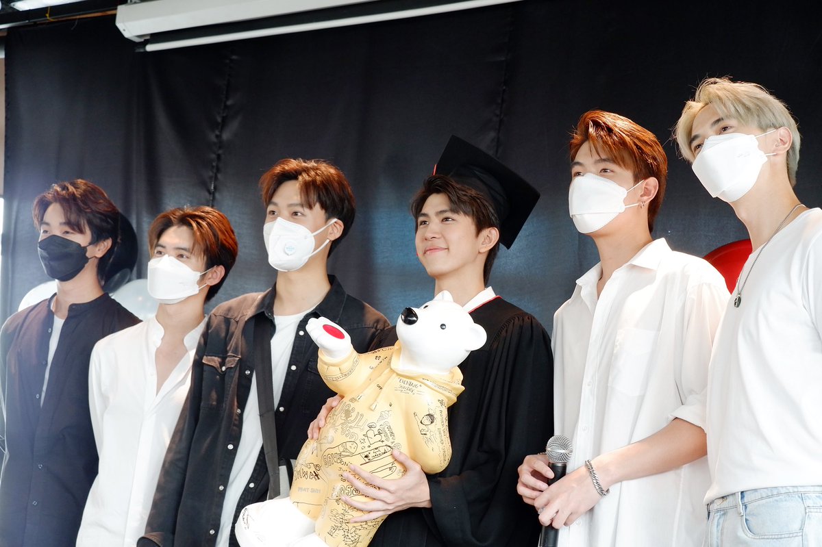 ShiiPat's tweet photo. พี่ๆเพื่อนๆน้องๆ มาแสดงความยินดีกับพี่เซฟ อนุบาล 3/2 คร้าบ

#ปอตรีจ้าพี่เซฟจบแล้ว 
#pisitpon_j #savesaisawat
#gungunhd  #bestjanewit
#nu__ #maxky_rp https://t.co/InLffO2Xi0